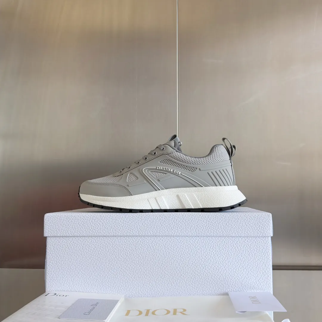 [Dior Dior] P: 640💰Couple model Size: Female: 35-40 (customized at 41), male 39-44. (customized at 45) 2025 Dior Dior autumn and winter new couple model, thick-soled casual sports shoes, originally purchased and developed to reinterpret the sports style with an elegant and fashionable shape. The upper is crafted from white mesh fabric and features the Christian Dior Paris signature on the laces and heel. The exquisite two-color sole is light and soft, which can add a high-end temperament to all kinds of casual looks. The delivery counter is exquisitely packaged🛍📦 ▪️Material: Original custom imported first-layer cowhide ▪️Inner lining: Imported soft sheepskin lining ▪️Sole: Original open-molded anti-slip rubber material ▪️Sole thickness: 4CM